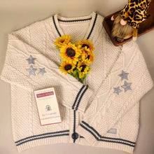 Charger l'image dans la galerie, Cardigan oversize en maille torsadée brodée d'étoiles