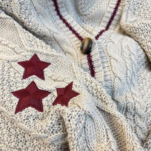 Charger l'image dans la galerie, Cardigan oversize en maille torsadée brodée d'étoiles