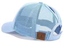 Charger l'image dans la galerie, CASQUETTE AVEC OUVERTURE POUR QUEUE DE CHEVAL - CC Label Bleu Ciel - Casquettes de Baseball