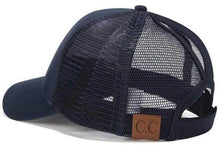 Charger l'image dans la galerie, CASQUETTE AVEC OUVERTURE POUR QUEUE DE CHEVAL - CC Label Bleu Marin - Casquettes de Baseball