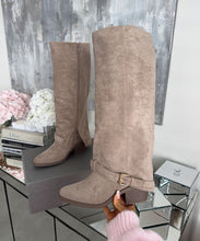 Charger l'image dans la galerie, Bottes Hautes Beiges Élégantes – Talon Confort pour un Confort Quotidien
