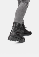 Charger l'image dans la galerie, Bottines Femme à Lacets Motif Python – Élégantes et Polyvalentes
