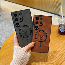 Charger l'image dans la galerie, Coque en cuir élégante avec motif cerf et chargement sans fil
