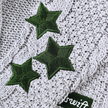 Charger l'image dans la galerie, Cardigan oversize en maille torsadée brodée d'étoiles
