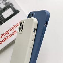 Charger l'image dans la galerie, Coque en silicone avec cordon pour iPhone
