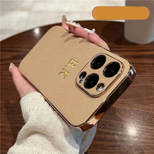 Charger l'image dans la galerie, Étui de Luxe en Cuir d'Agneau Plaqué pour iPhone
