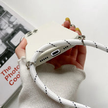 Charger l'image dans la galerie, Coque en silicone avec cordon pour iPhone

