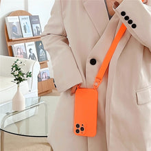 Charger l'image dans la galerie, Coque Silicone Souple avec Collier pour iPhone
